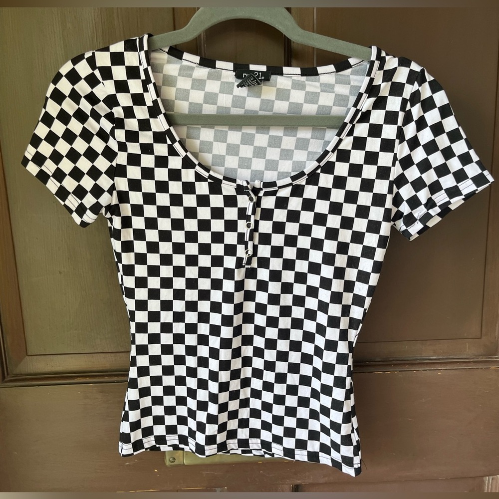 Rue 21 Short Sleeved Crop Top checkered pattern black and white juniors